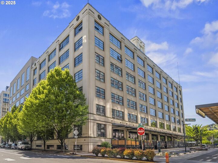 Property Photo:  1400 NW Irving St 621  OR 97209 