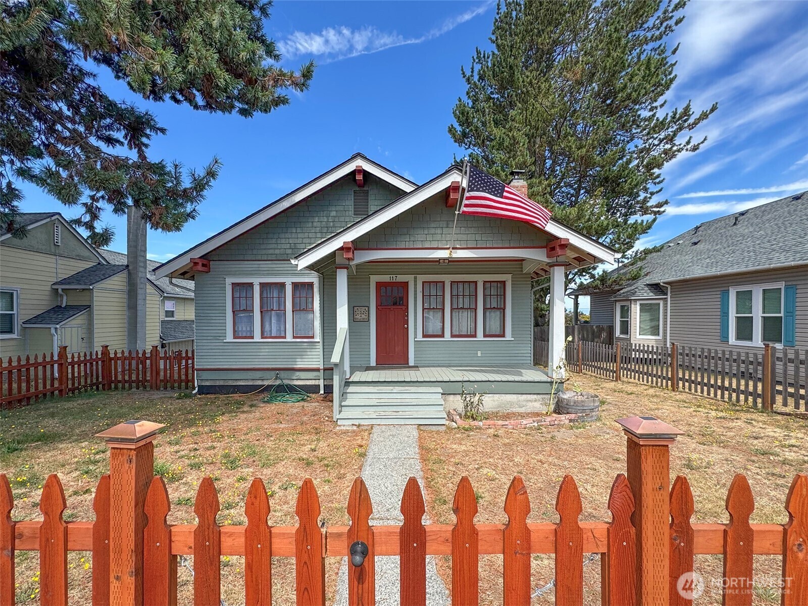 Property Photo:  117 W 10th Street  WA 98362 