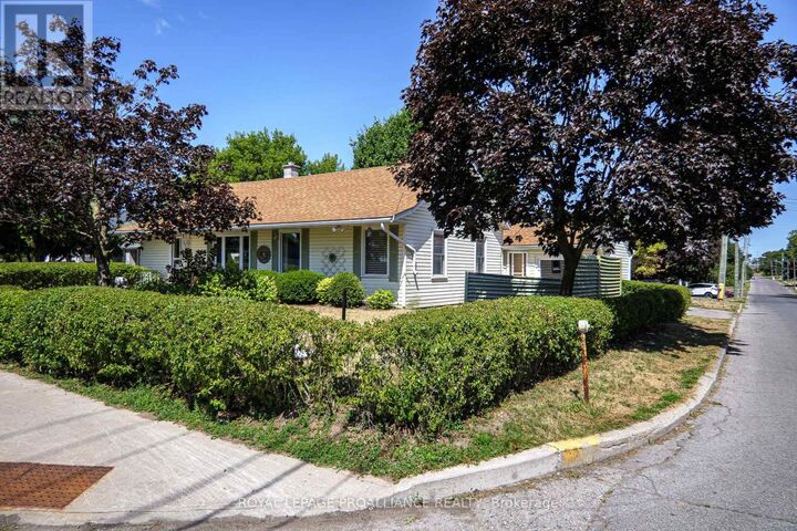 Property Photo:  18 Jackson Street  ON K8V 1Z7 