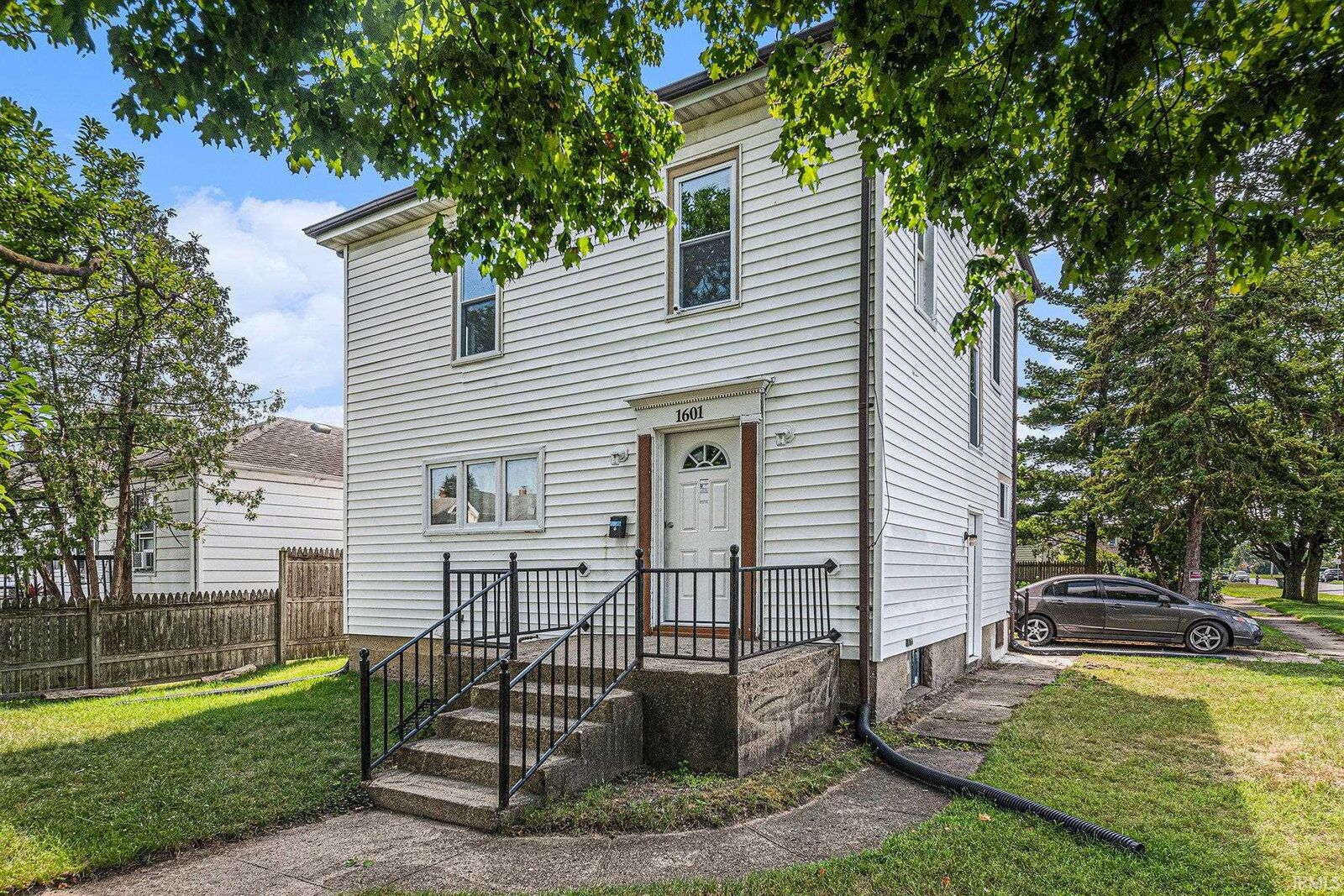 Property Photo:  1601 Magnolia Street  IN 46613-1420 
