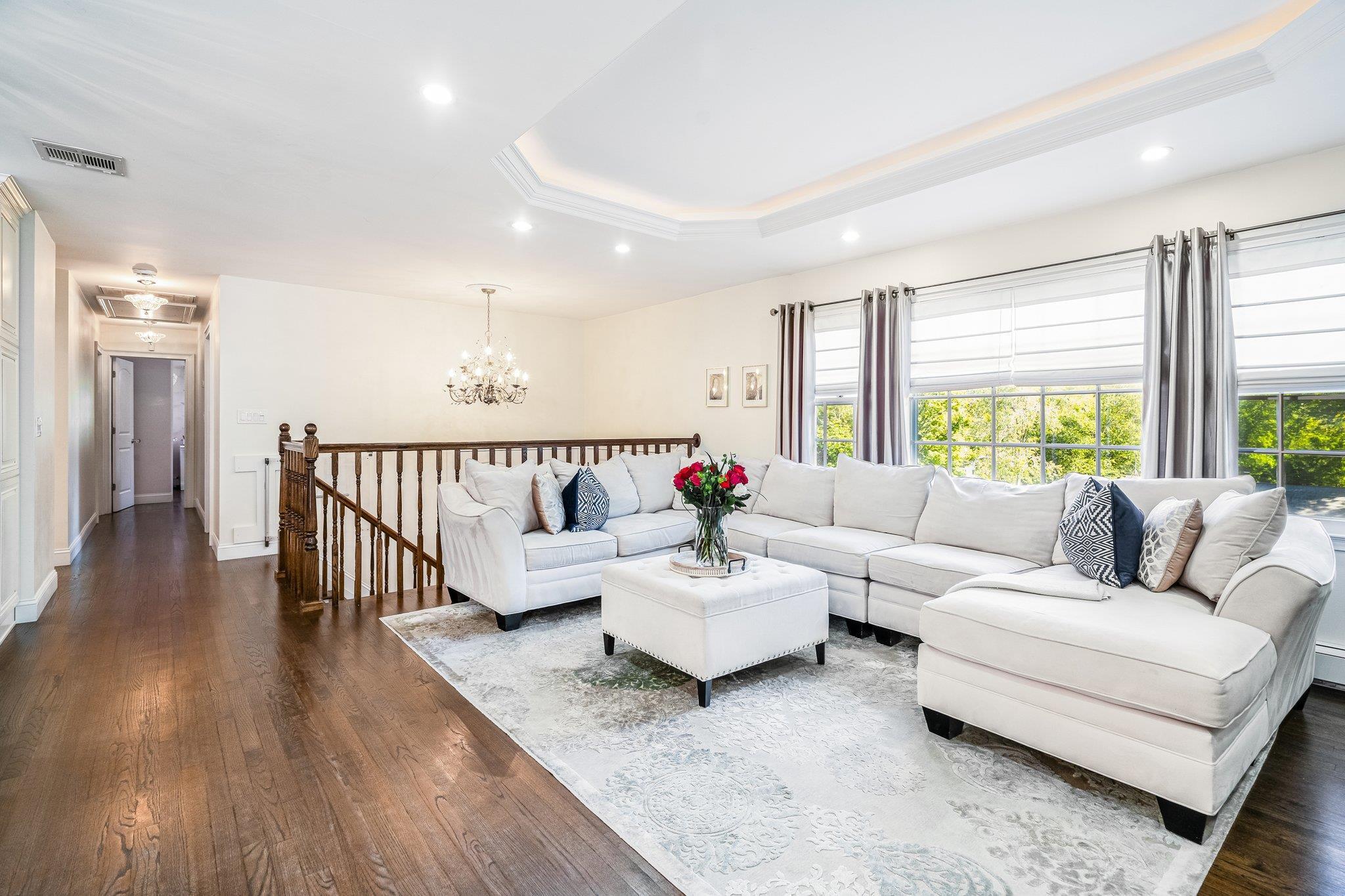 Property Photo:  13 Robin Hood Road  NY 10507 