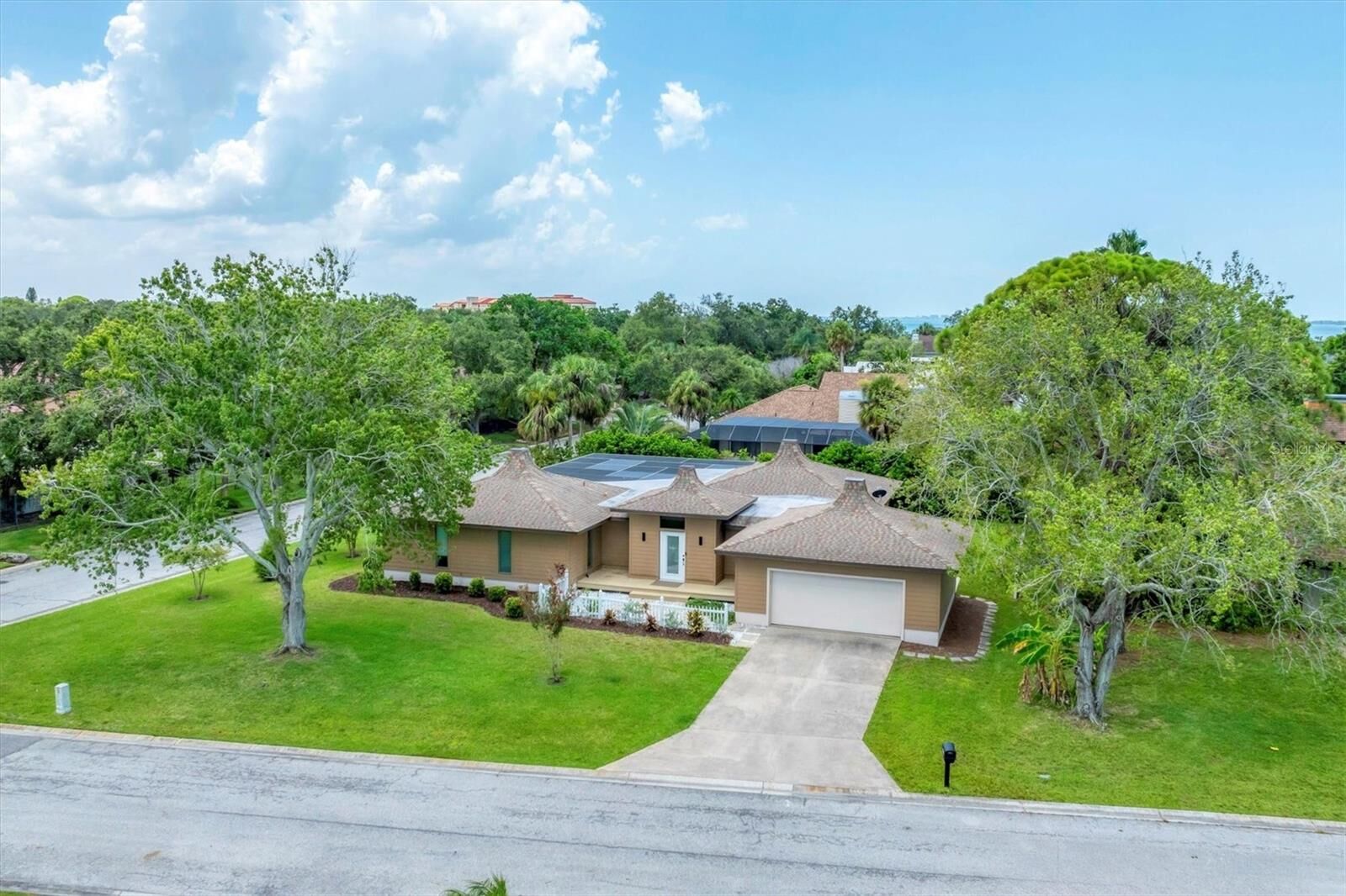 Property Photo: 3804 Bayside Court FL 34210