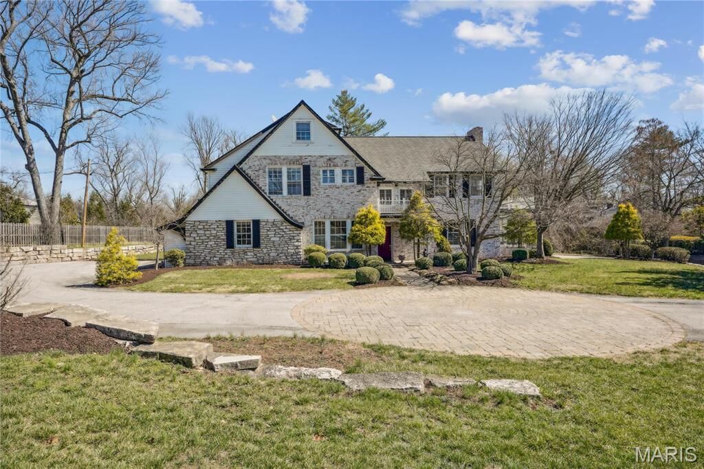 Property Photo:  910 Kent Road  MO 63124 