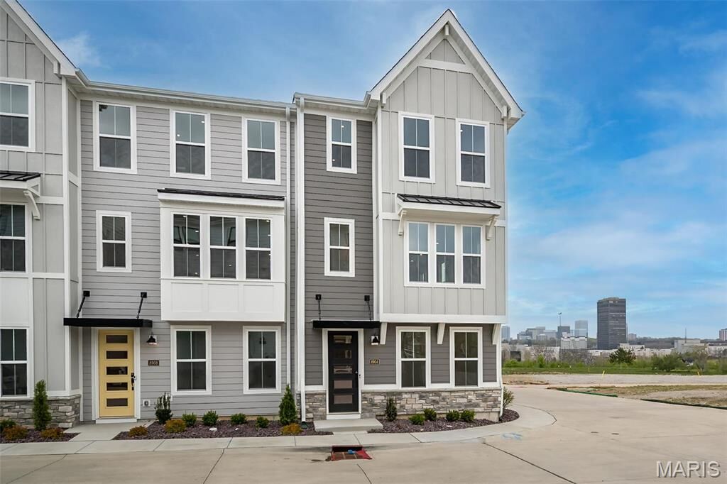 Property Photo: 8904 Gateway Circle 41-808 MO 63144