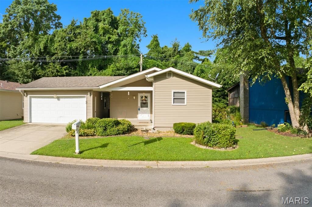 Property Photo:  8 Singletree Lane  IL 62034 