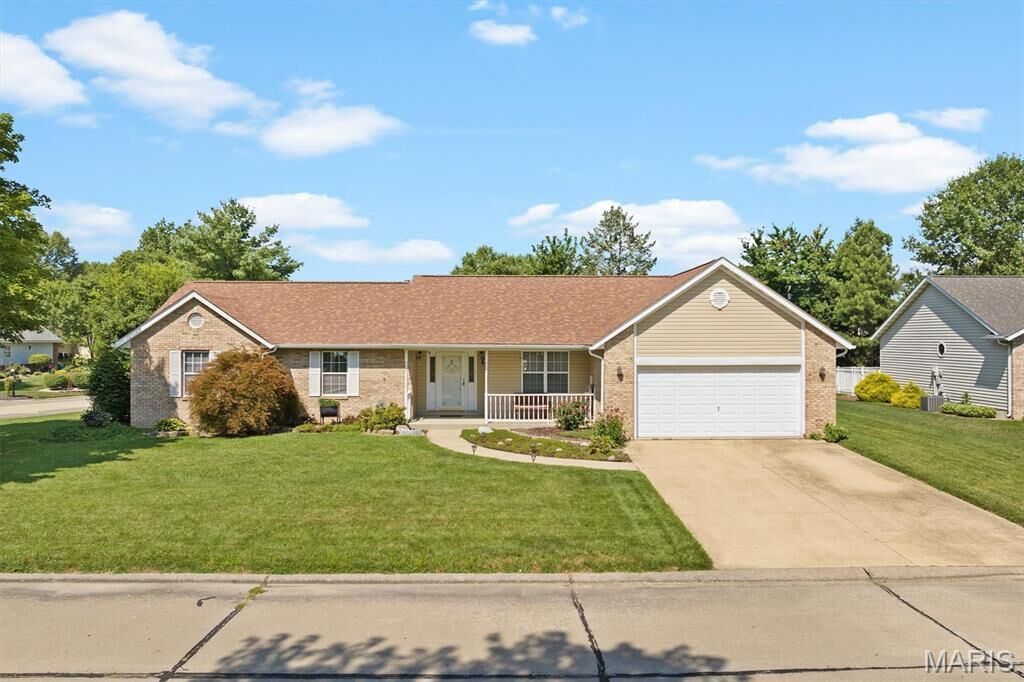 Property Photo:  300 Kingsbury Court  IL 62249 
