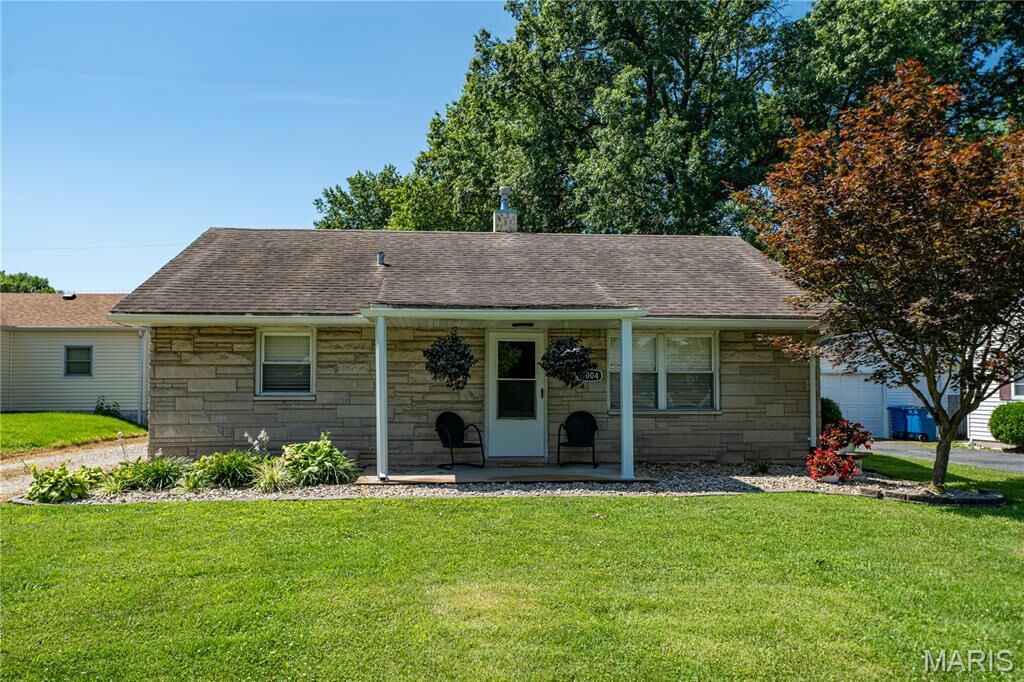 Property Photo: 2004 Cottage Avenue IL 62040