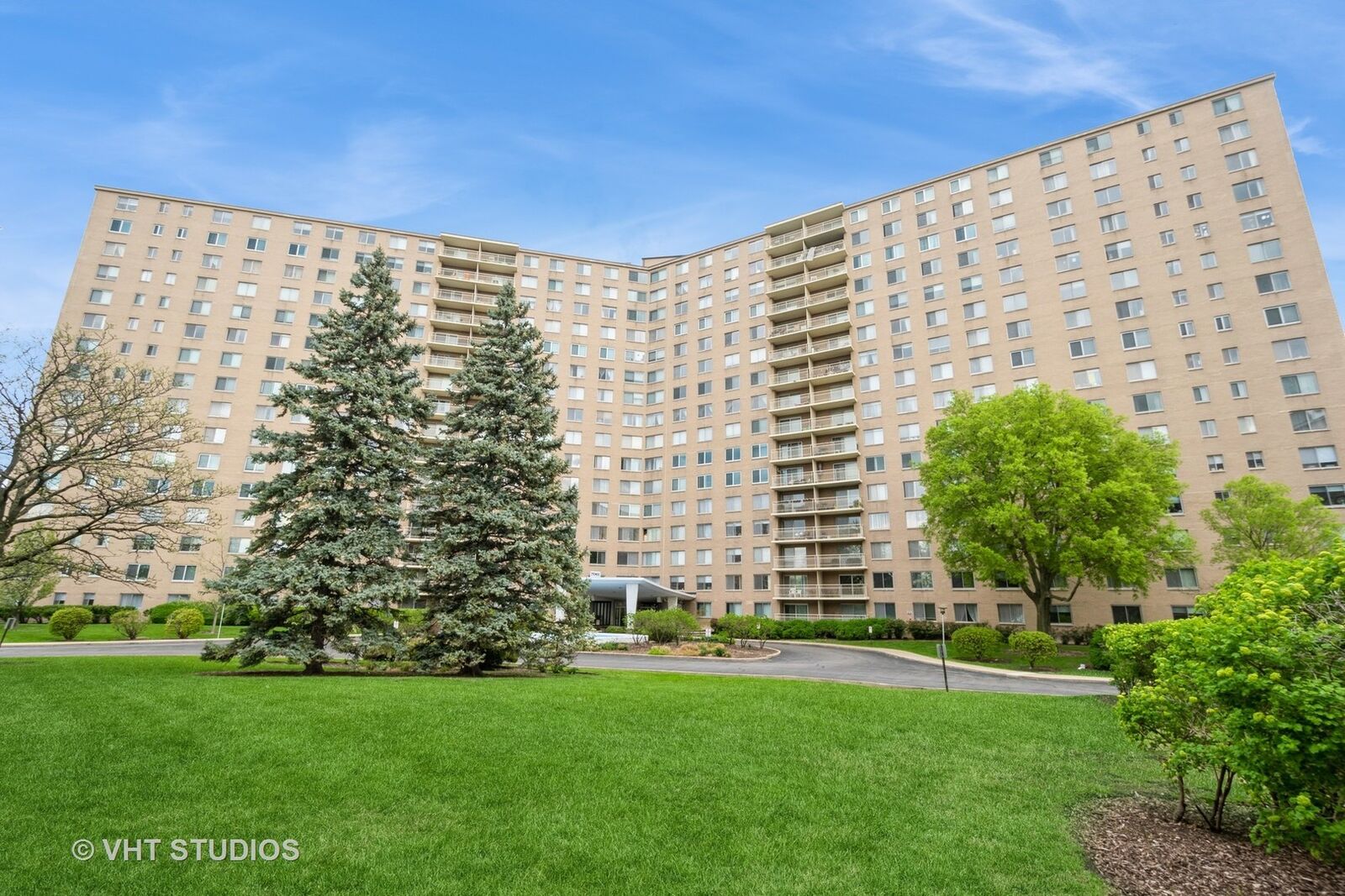 Property Photo: 7061 N Kedzie Avenue 1008 IL 60645