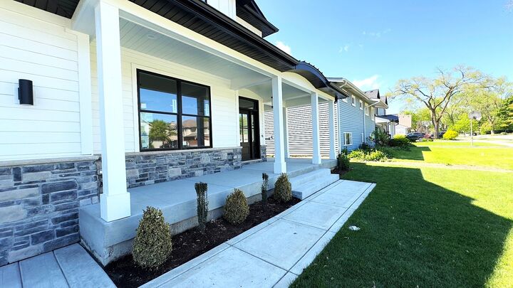 Property Photo:  1326 N Race Avenue  IL 60004 