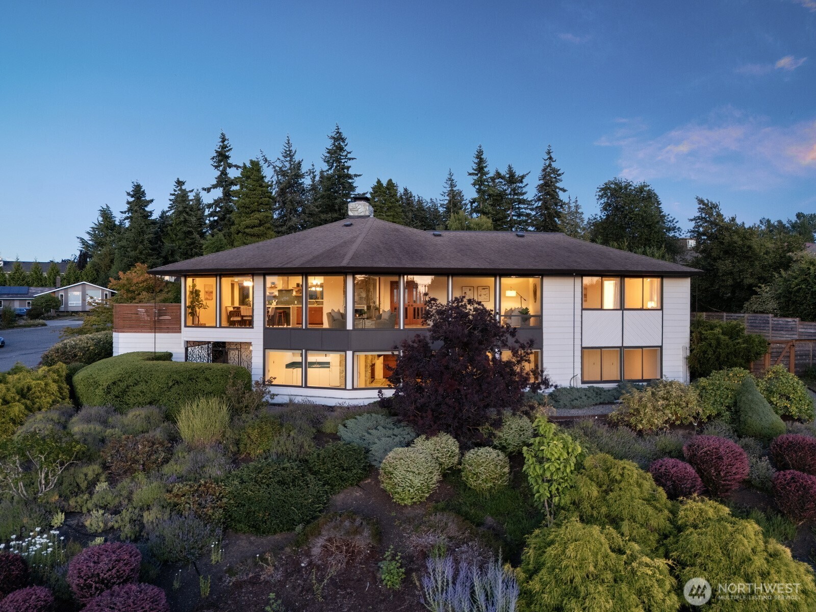 Property Photo:  1011 E Toledo Street  WA 98229 