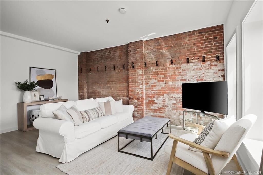 Property Photo:  126 Washington Street Apt 205  CT 06854 