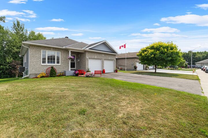 Photo de la propriété: 42 Code Crescent ON K7A 0A9