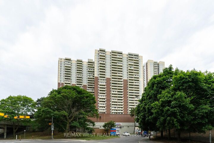 Property Photo: 5 Massey Square Ph5 ON M4C 5L6
