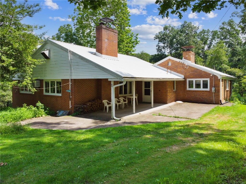 Property Photo:  409 Valencia Road  PA 16046 