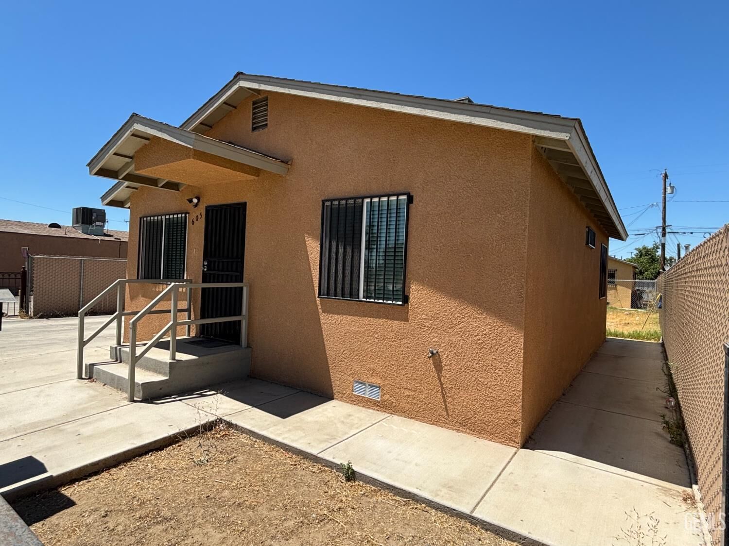 Property Photo: 605 607 Ellington Street CA 93215