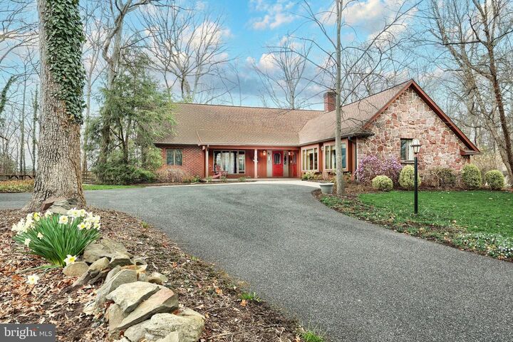 Property Photo: 10 White Oak Trail PA 17325