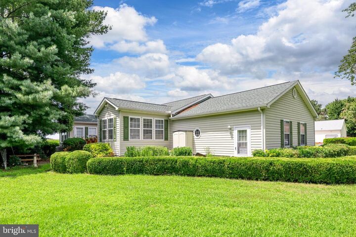 Property Photo: 2 Falcon Crest Drive DE 19951