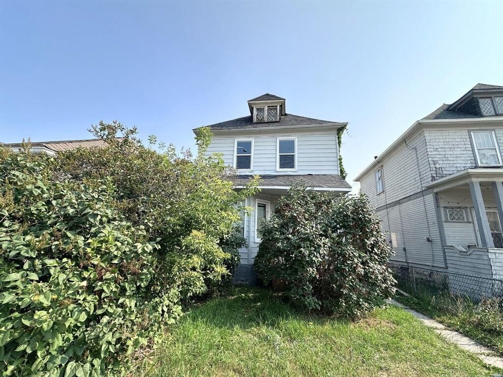 Property Photo:  939 Selkirk Avenue  MB R2X 0B9 