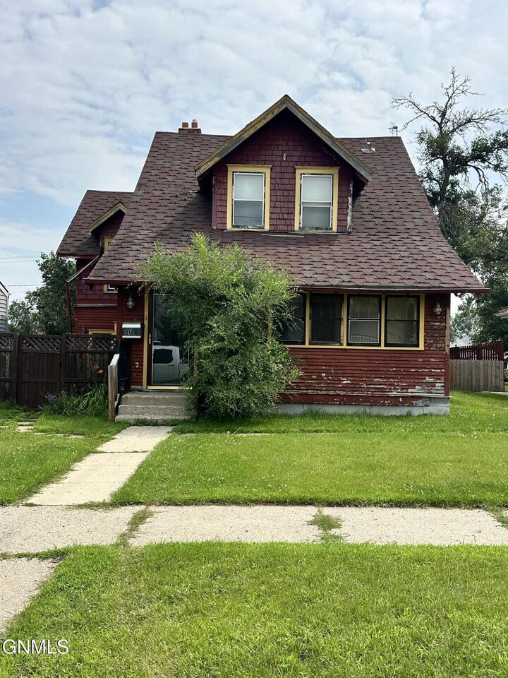 707 5th Avenue SE  Jamestown ND 58401 photo