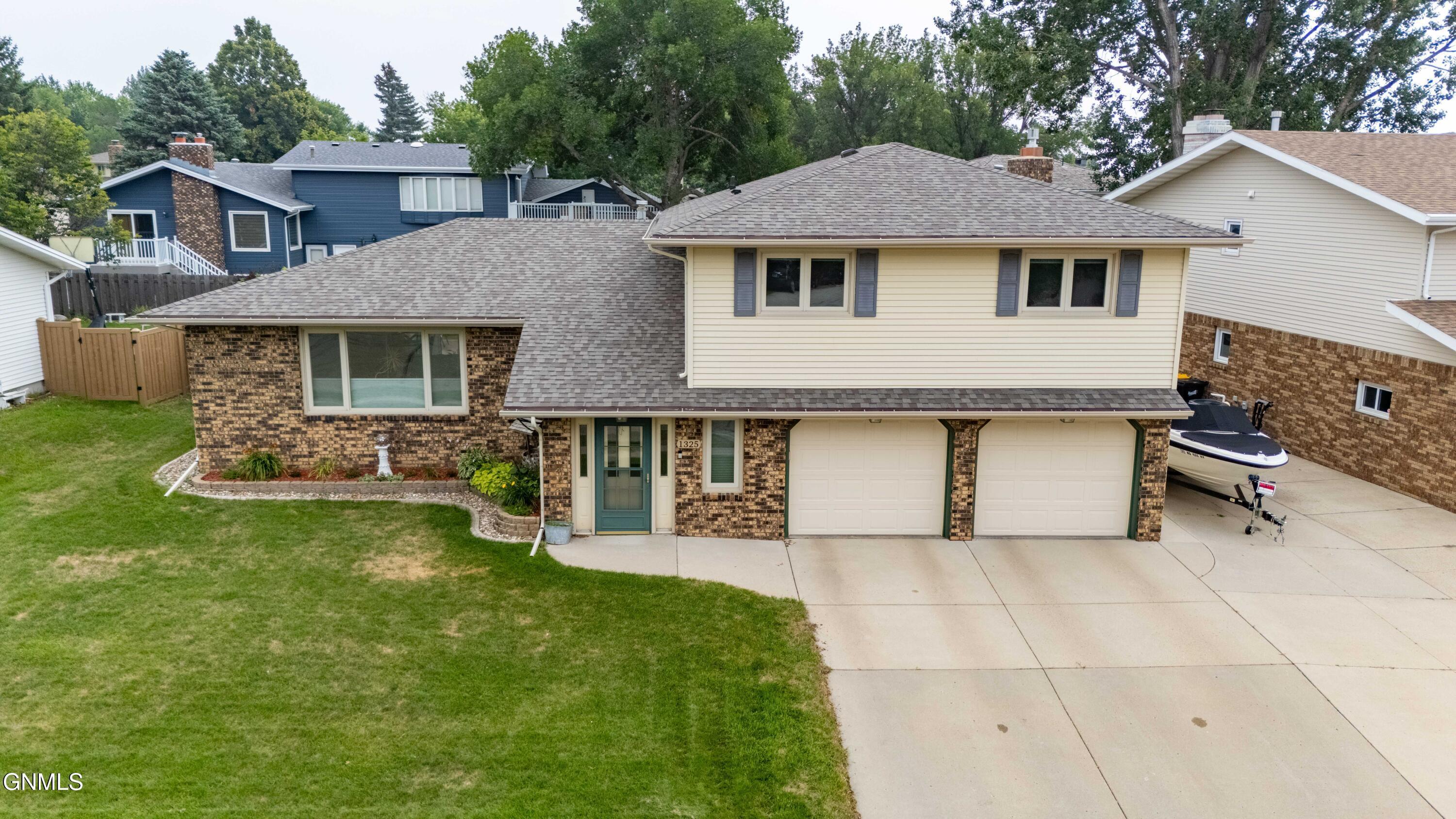 Property Photo:  1325 Crestview Lane  ND 58501 