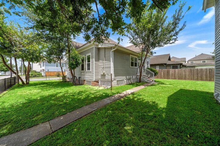 Property Photo: 1719 Crockett Street TX 77007