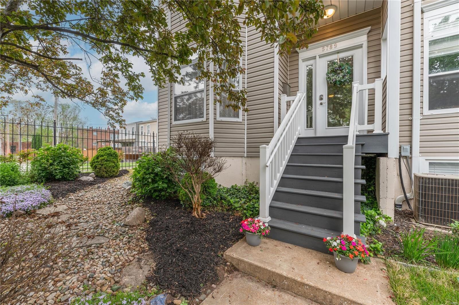 Property Photo: 5789 Kingsbury Place MO 63112