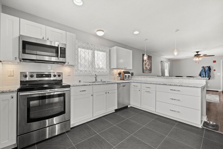 Property Photo: 1334 Greenhedge Rd B8 WI 53072
