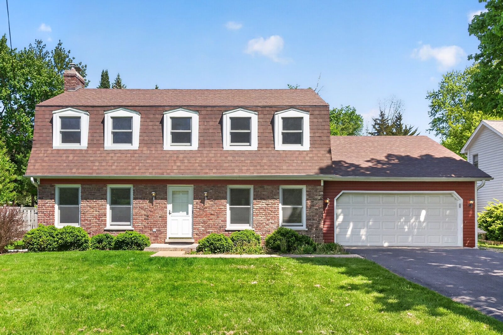 Property Photo: 272 S Forest Avenue IL 60510