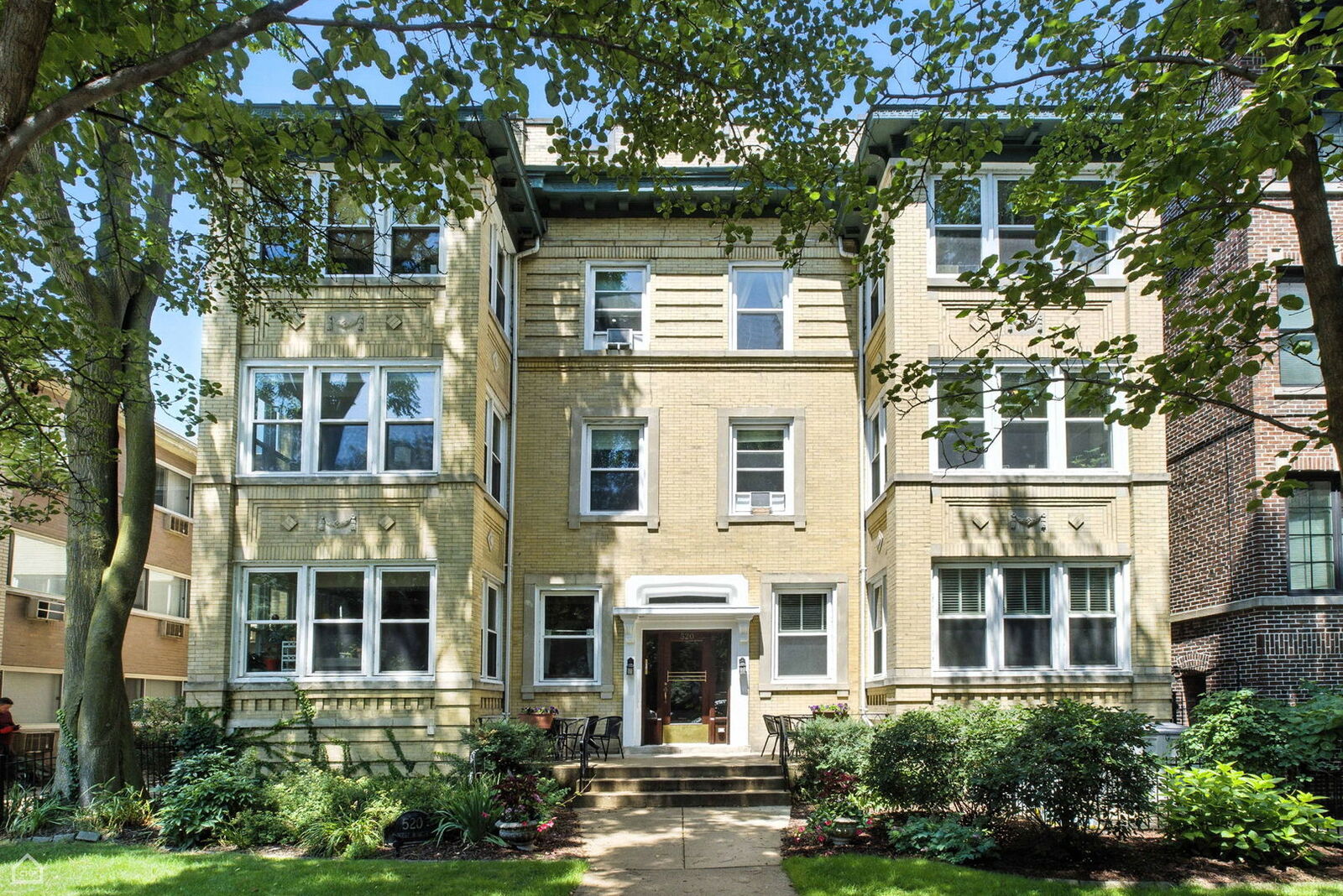 Property Photo:  520 W Roscoe Street 2W  IL 60657 