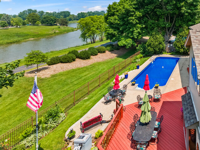Property Photo: 1424 E Jonquil Circle IL 60004