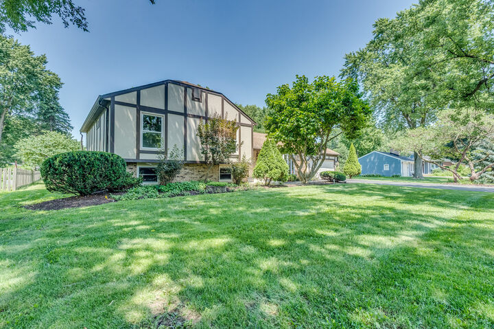 Property Photo:  801 W Fabyan Parkway  IL 60134 