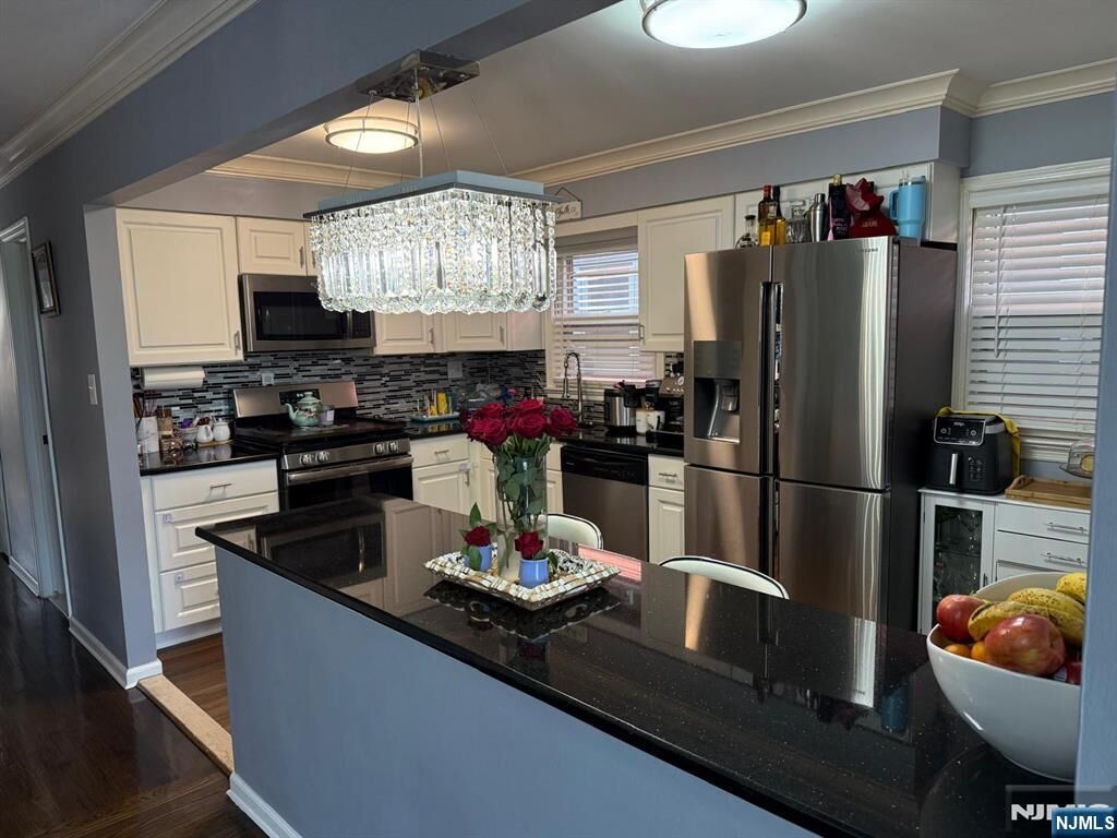 Property Photo:  621 Schuyler Avenue 2  NJ 07032 