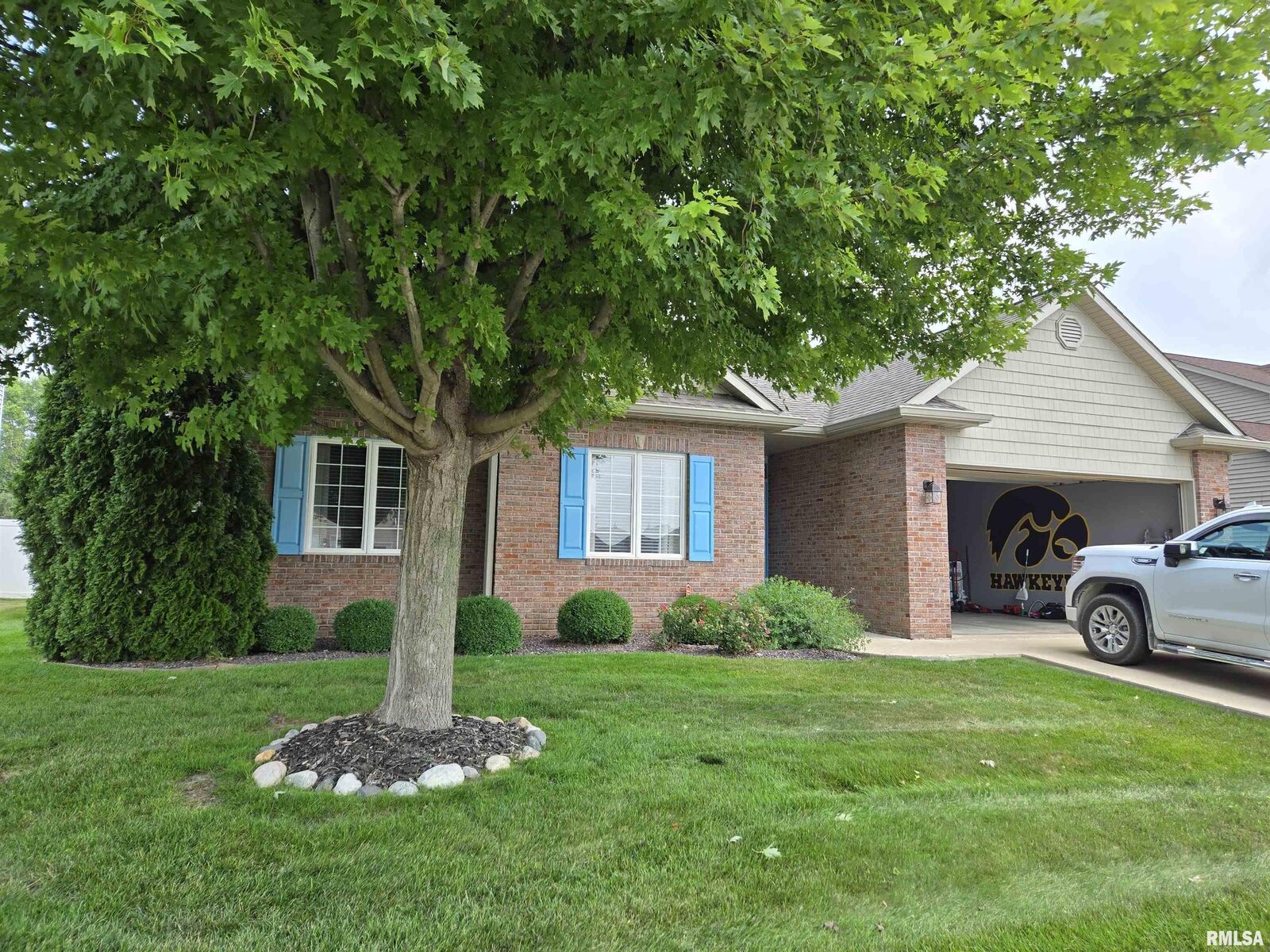 Property Photo: 7106 N White Fir Drive IL 61528
