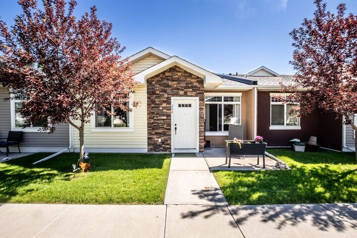 206 Sunvale Crescent NE  High River AB T1V 0E8 photo