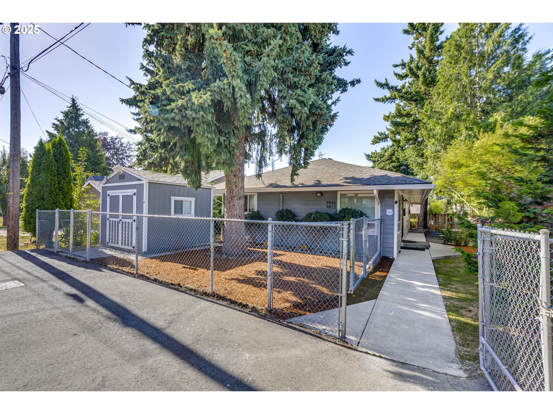 Property Photo: 9016/9022 SE Ankeny St OR 97216