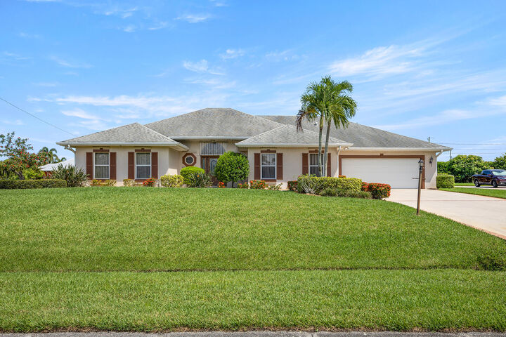 Property Photo: 165 SW Hawthorne Circle FL 34953
