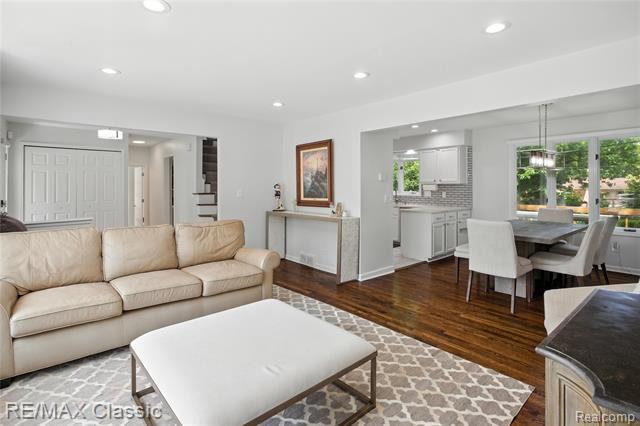 Property Photo: 7027 Beverly Crest Drive MI 48322
