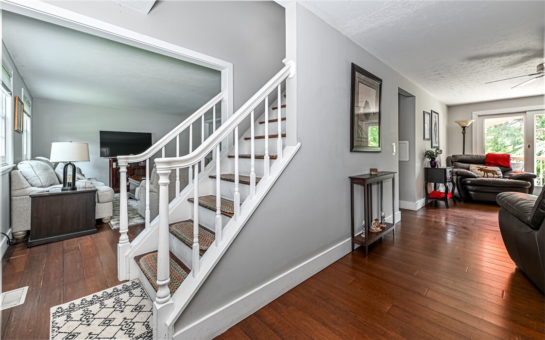 Property Photo: 1523 Mountainview Dr PA 15044