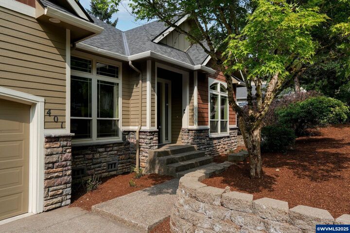 Property Photo: 401 La Cresta Dr SE OR 97306