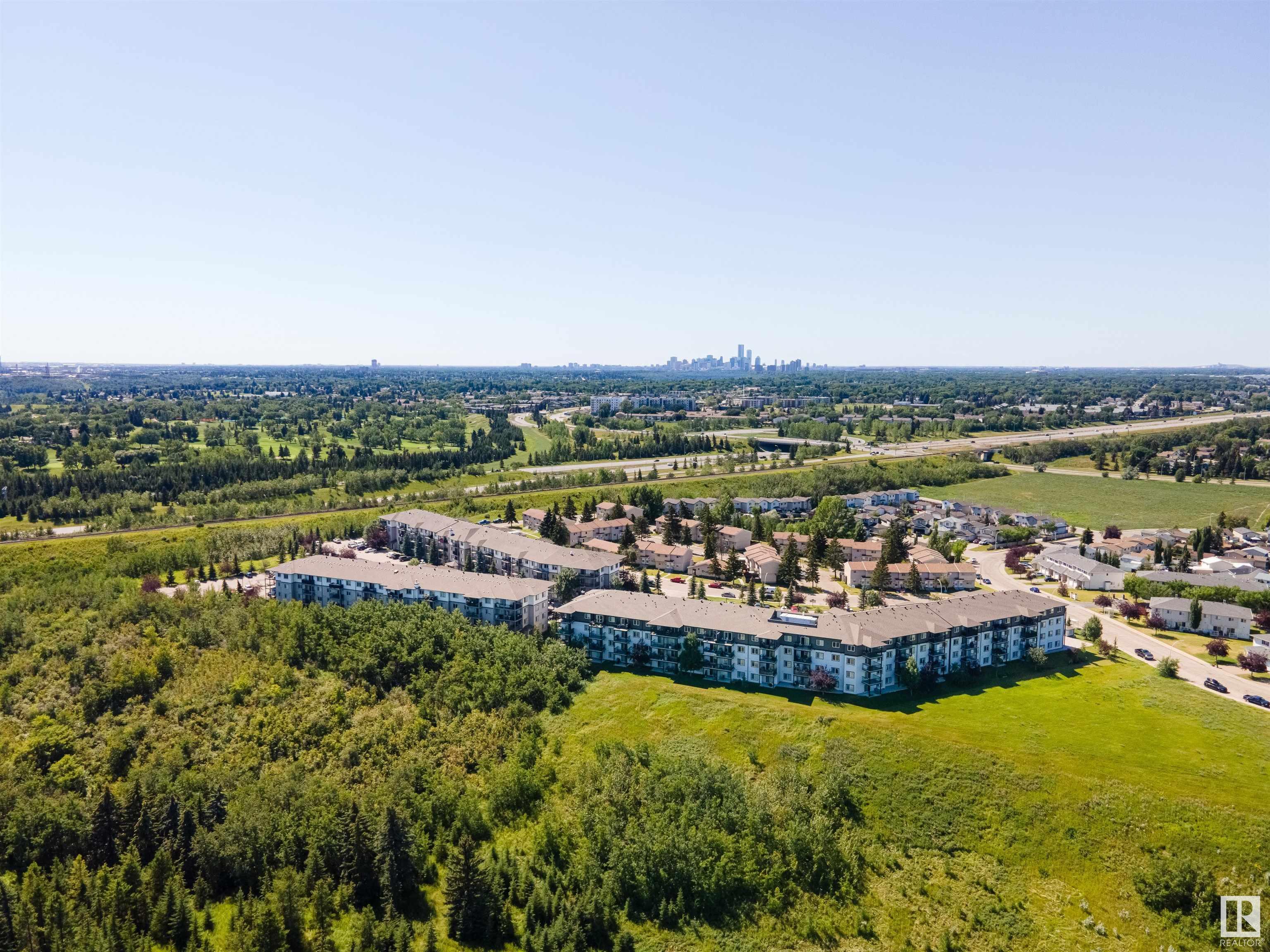 Photo de la propriété: 1196 Hyndman Road NW 148 AB T5A 0X8