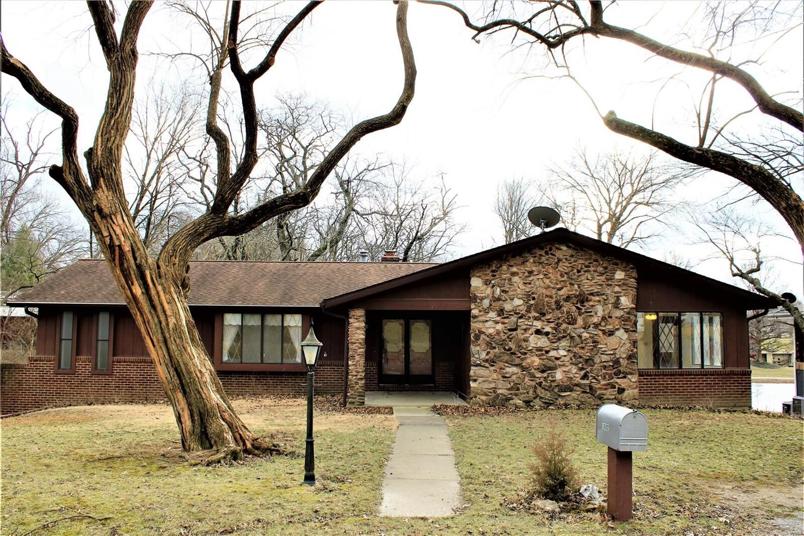 Property Photo:  1002 College Road  IL 62254 