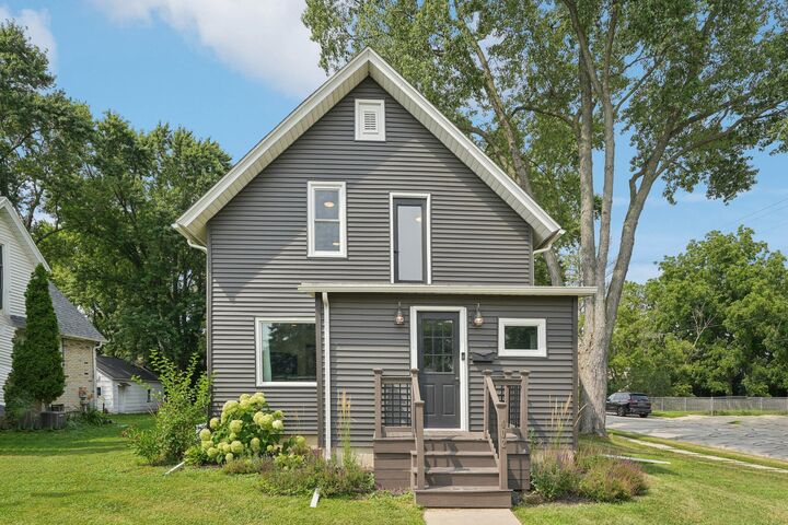 402 W 3rd St  Oconomowoc WI 53066 photo