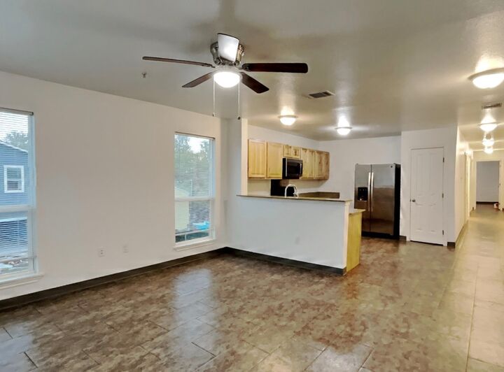 Property Photo: 708 W 6th Street TX 76574