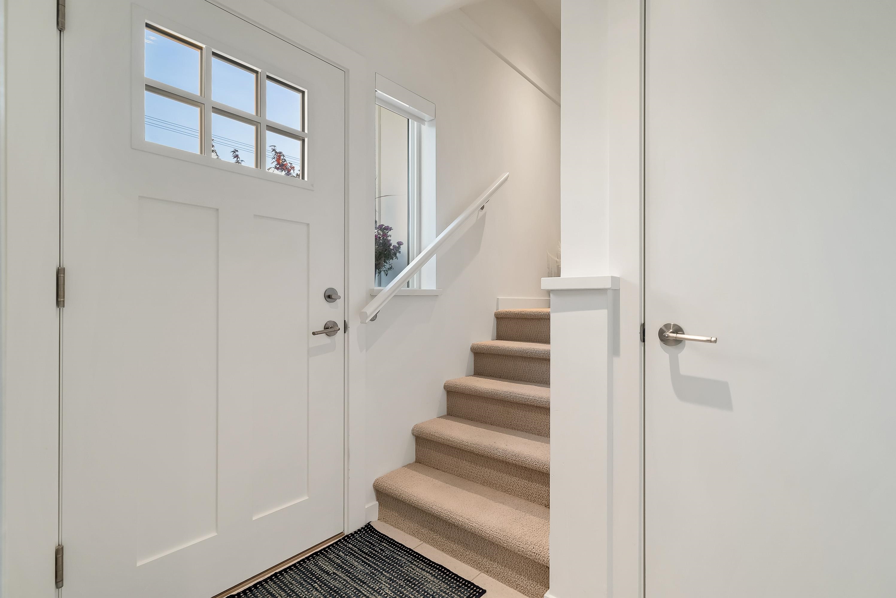 Photo de la propriété: 16561 17A Avenue 24 BC V3Z 1J3