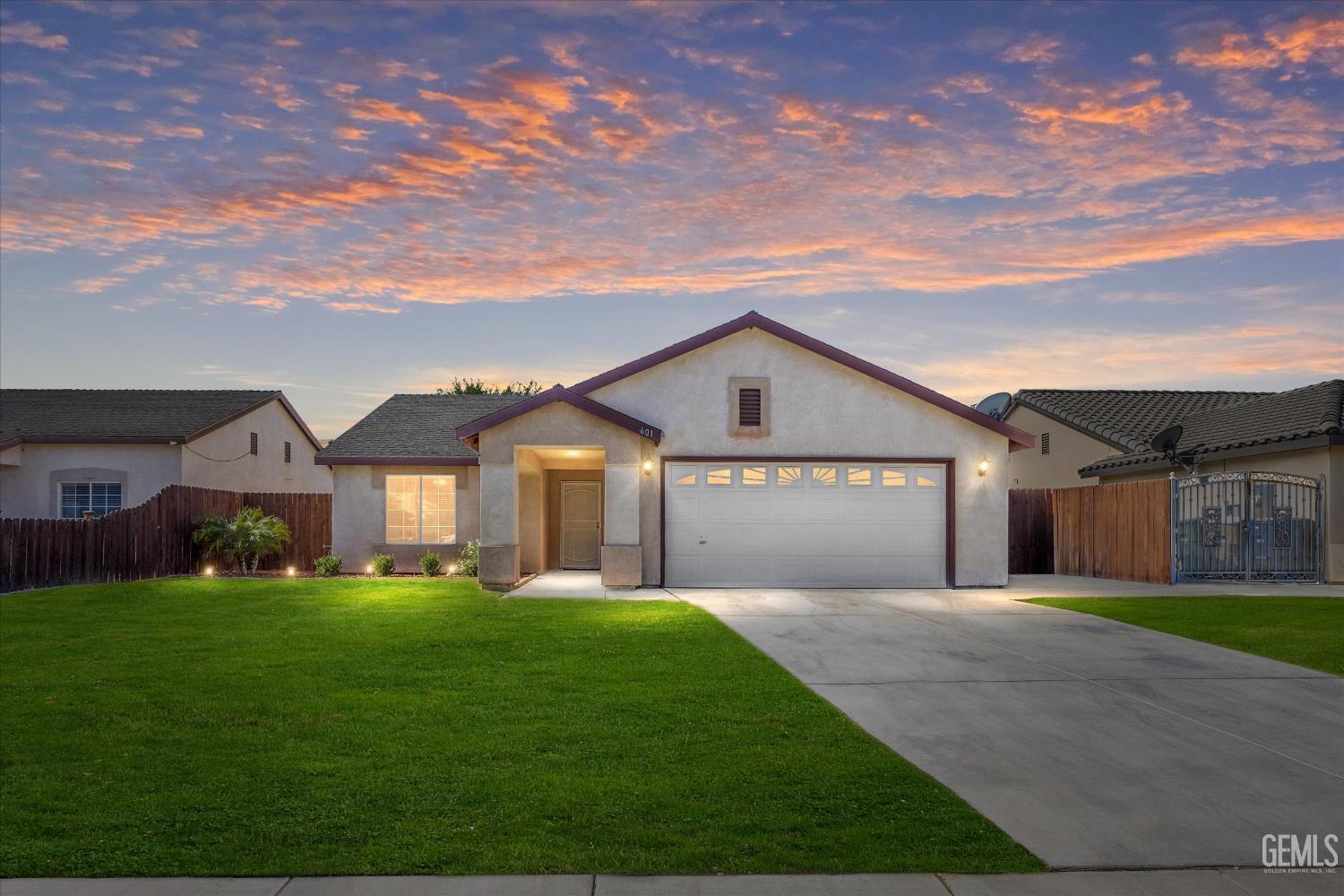 Property Photo:  601 Jervis Court  CA 93307 