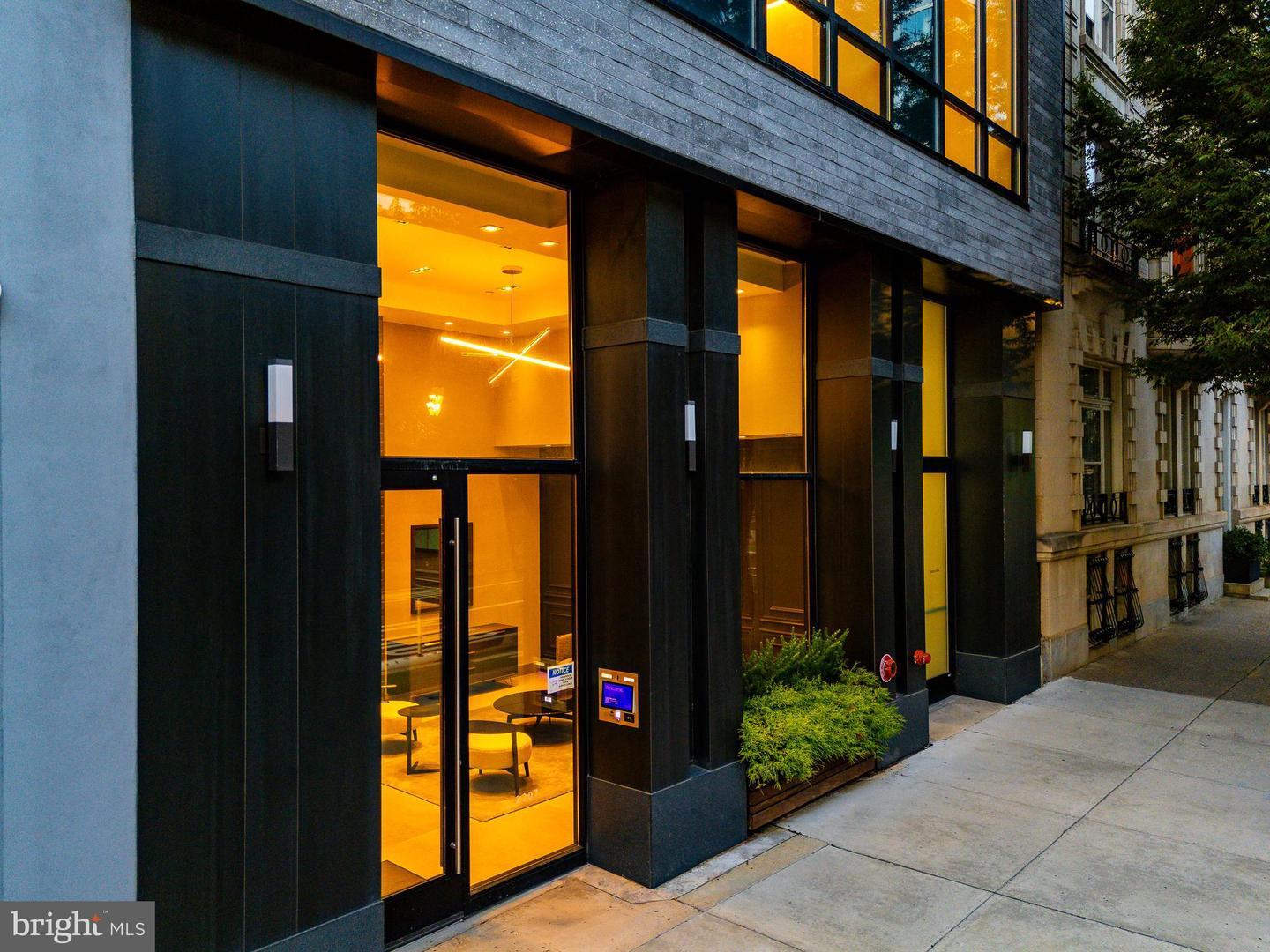 Property Photo: 2207 Chestnut Street 2 PA 19103