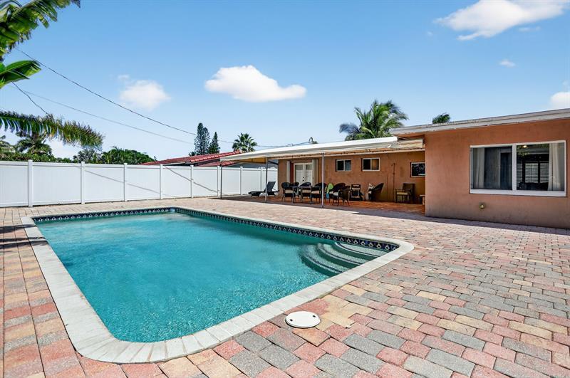 Property Photo: 1007 SE 6th St FL 33441