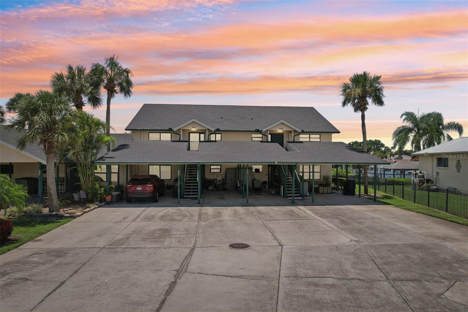 Property Photo: 662 Yardarm Drive FL 33572