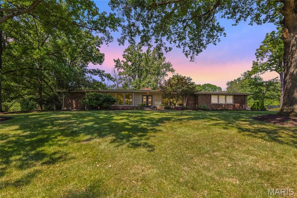 Property Photo:  19 W Ladue Estates Drive  MO 63141 