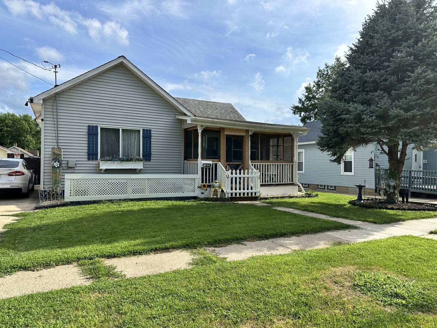 Property Photo:  1041 W Dakota Street  IL 61362 